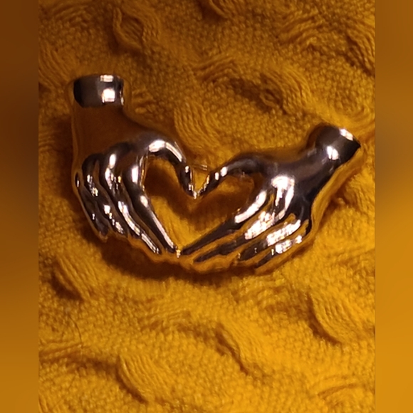 HEART HANDS - BEAUTIFUL GOLD ENHANCED BROOCH - Picture 4 of 4